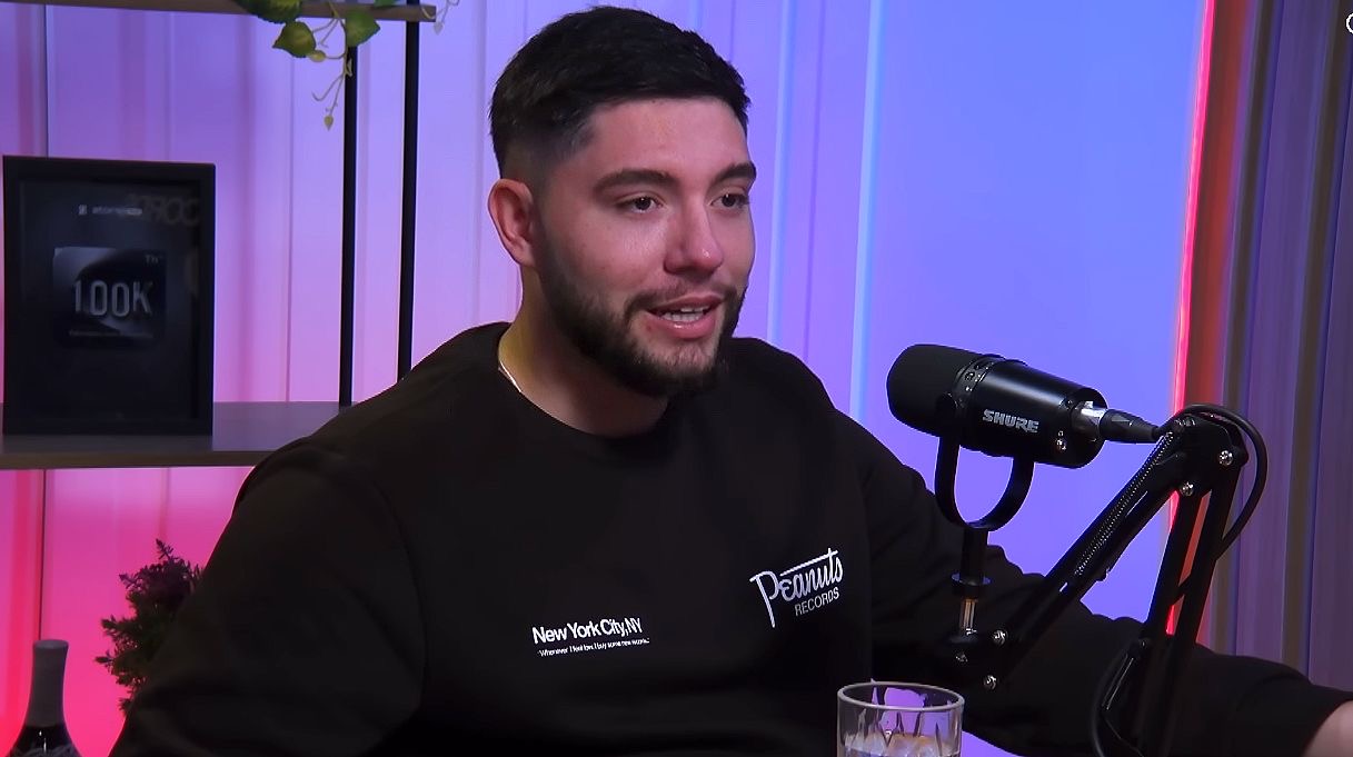 Guilherme Granzoto durante participação em podcast